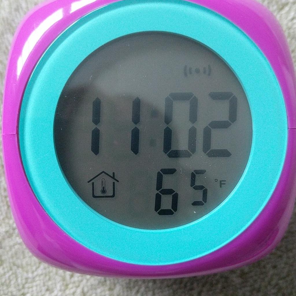 Smiggle projector alrarm clock and pin art in B63 Dudley für 12,00