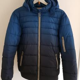Sehr gut erhaltene dicke Wintersteppjacke von H&M in der Größe 170 zu verkaufen. Die Jacke hat eine abknöpfbare Kapuze und einen tollen blauen Farbverlauf! Sie befindet sich in einem sehr guten Zustand ohne Flecken und Löcher. Privatverkauf ohne Garantie und Rücknahme!