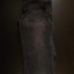 coole Jeans mit seitlichem Reißverschluss an den Hosentaschen. in Anthrazit. von Colloseum gr.S