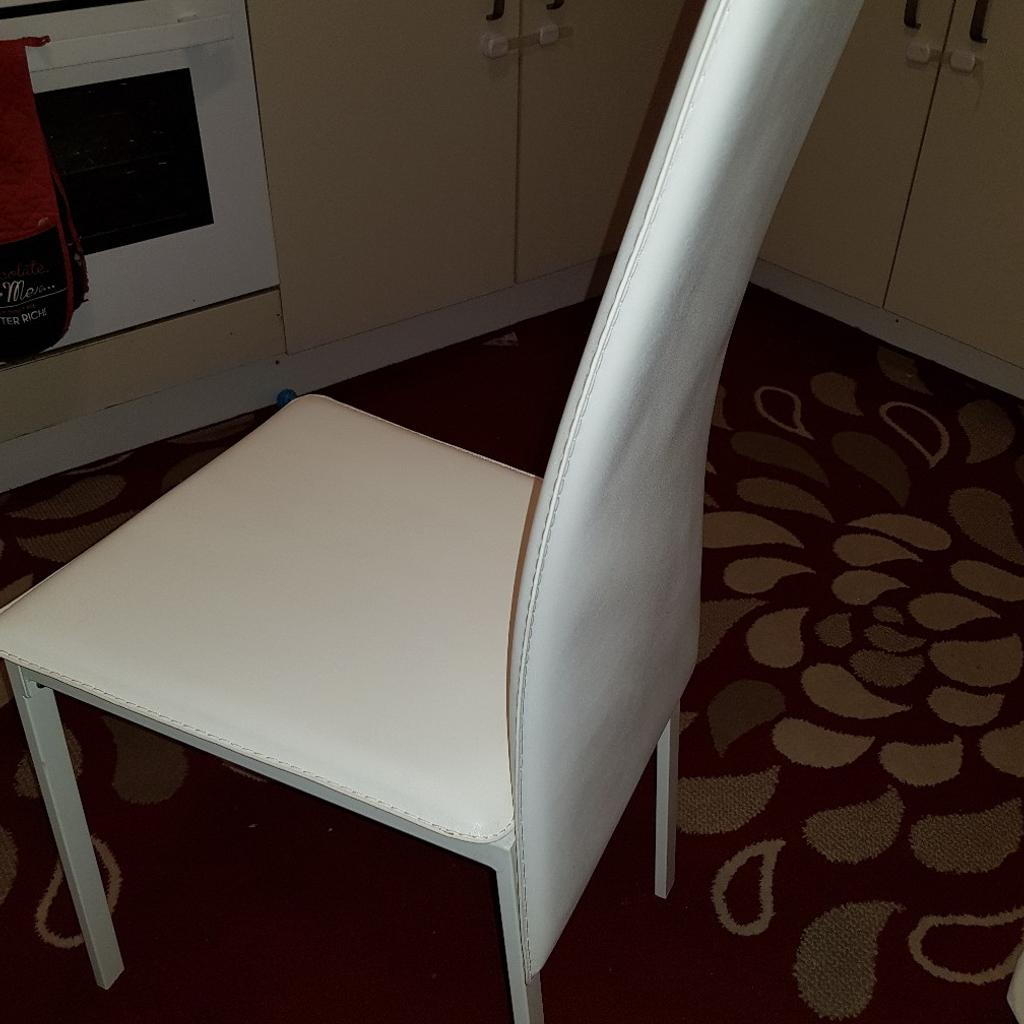 table and 4 white chairs in S65 Rotherham für 65,00 £ zum Verkauf ...