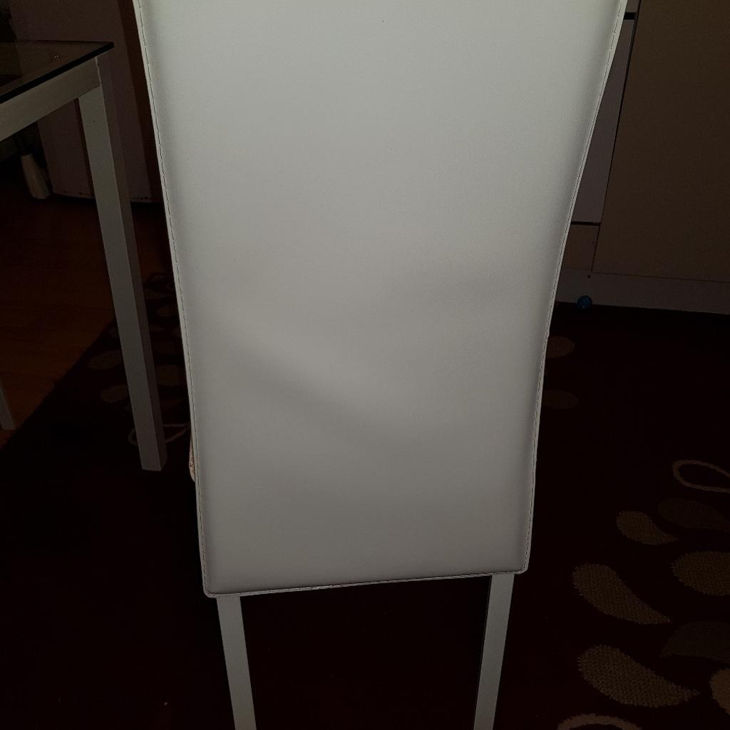 table and 4 white chairs in S65 Rotherham für 65,00 £ zum Verkauf ...
