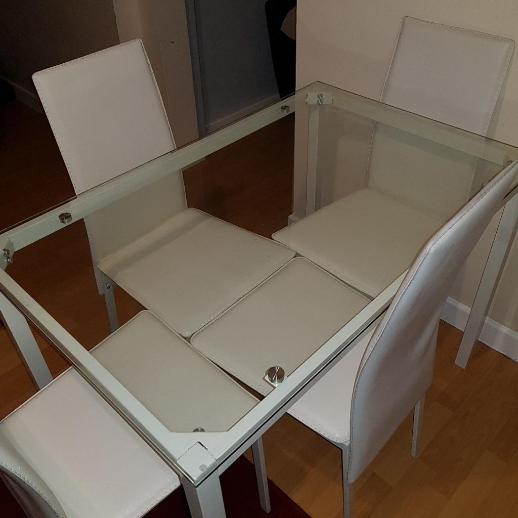 table and 4 white chairs in S65 Rotherham für 65,00 £ zum Verkauf ...