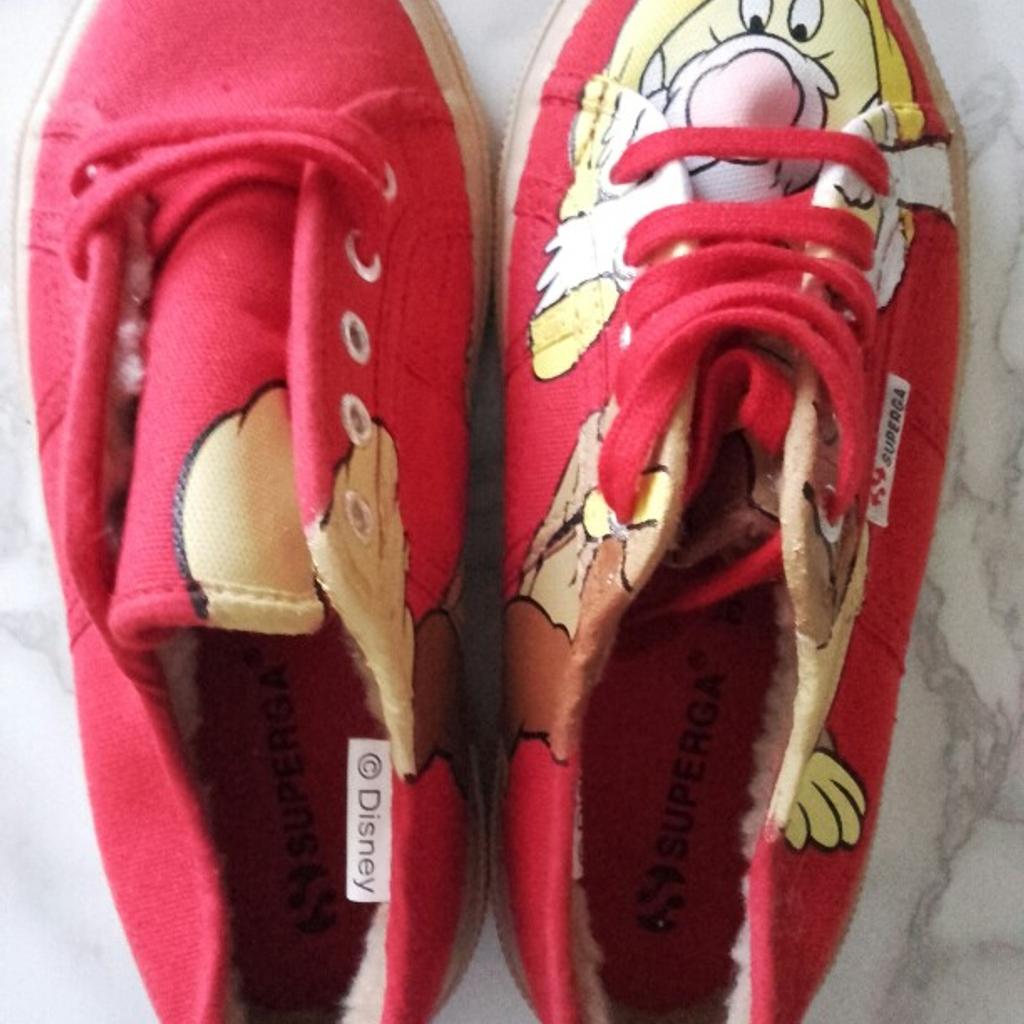 Vendo scarpe Superga, nuove mai usate, n. 32 fantasia Nani Disney con pelo interno. Consegna a mano zona Via dei Missaglia, Milano. NON SPEDISCO