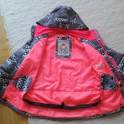 Verkaufe Winterjacke für Mädchen der Marke Protest. Mit Schneefang und Wassersäule 10.000 mm um € 25,--.

Nur Abholung. Kein Versand.