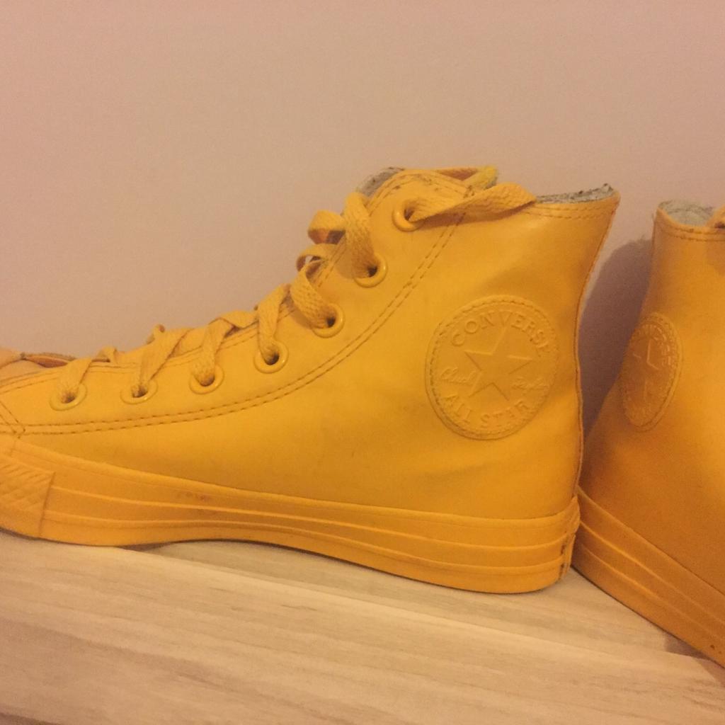 Yellow on sale rubber converse