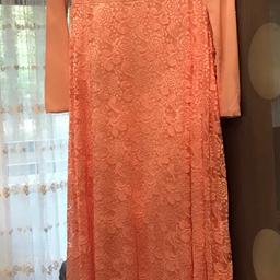 Rosefarbenes Kleid mit Langärmeln. Maßgeschneidert. Größe 34. Mit Strassgürtel an der Taille bindbar. Versand möglich.