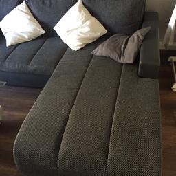Verkaufe Couch mit Bettfunktion 2,50 lang und 1,80 breit hat leichte gebrauch Spuren und bei 2 Kissen sind die Reißverschlüsse kaputt