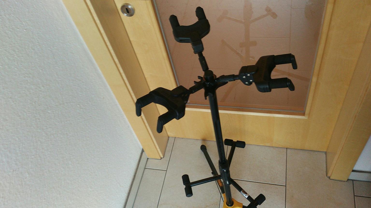 Rocktile Multistand 3-fach Gitarrenständer Mit Rollen Für E/A-Gitarre