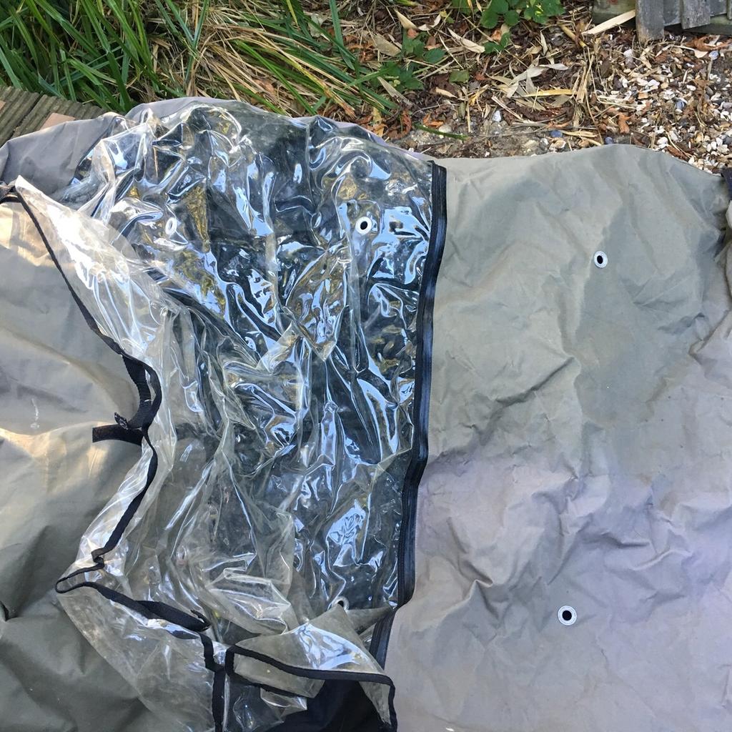 Tulip and Rose Thermal hutch cover in GU24 Woking für 20,00 £ zum