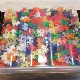 säljer en massa plus plus 1000 bitar alla möjliga fina färger barnen leker inte med det står bara i lådan