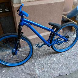 Verkaufe mein 3 Monate altes NS Bike da ich keine Zeit habe damit zu fahren und deshalb auch kaum Gefahren bin vorallem nicht auf Pumptracks. Das Fahrrad ist in einem Neuzustand bis auf den einen Kratzer am Lenkrad (Bild 4) und hat auch noch über 1 Jahr Garantie. Abholung wird bevorzugt! +Neuer Helm(Bild 5) und Original Sam Pilgrim Grips (Blau) die zum Bike gehören.