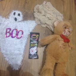 Tinsel ghost, bloody teddy, cream netting and light up balloons