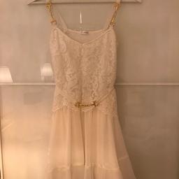 Jätte fin vit klänning med spets från Ida Sjöstedt.
Strl : XS

Har endast använt den 2 gånger så den är som ny.
Säljer den nu för 350 kr. Kommer inte ihåg vad nypriset låg på men runt 1000 - 1500 kr tror jag
