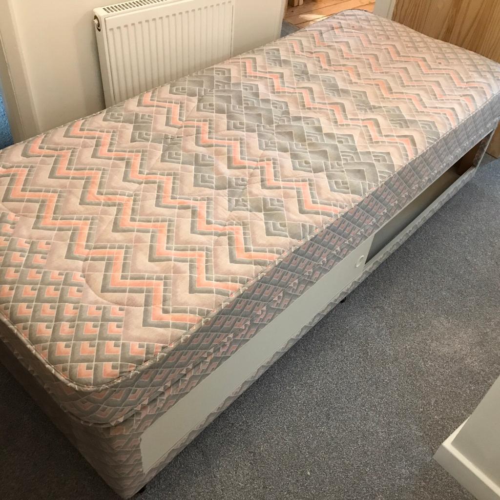 Single divan bed with mattress in Nottinghamshire für 25,00 £ zum