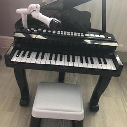 Perfect working order
Micro phone and piano 
Good condition