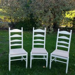 Verkaufen 3 dekorative Stühle, weiß lackiert, mit beigefarbenen Flechtwerk um € 30,-. Kein Versand.