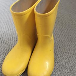 Size 8 and a half.
Yellow wellies in great condition. Has some light scuffs on the side.