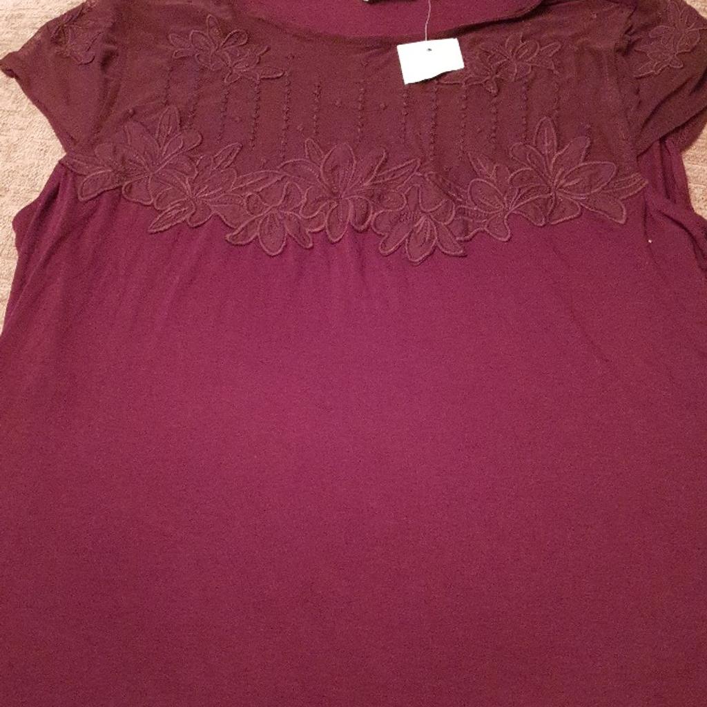 brand new maroon coloured top from new look
size 16 but tight fitting and small so more of a 14
new with tags
non smoking home