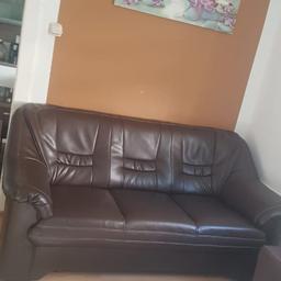 Verkaufe hier das 3 er Sitz Couch in Leder in guten Zustand.