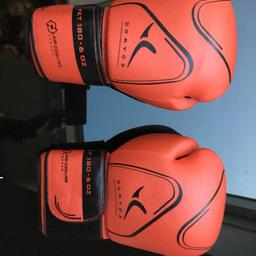 Rote Boxhandschuhe von Domyos, die nur ca. 3x benutzt wurden. Sie sind für Anfänger gedacht, vor allem für Kickboxen. Inklusive der Tragetasche.