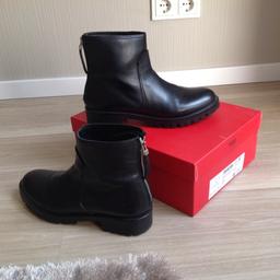 Hochwertige Hugo Boss Damen Leder Schuhe
Gr.41
Sehr guter Zustand,sehr wenig getragen ( np.299€)
Farbe: schwarz
Festpreis!