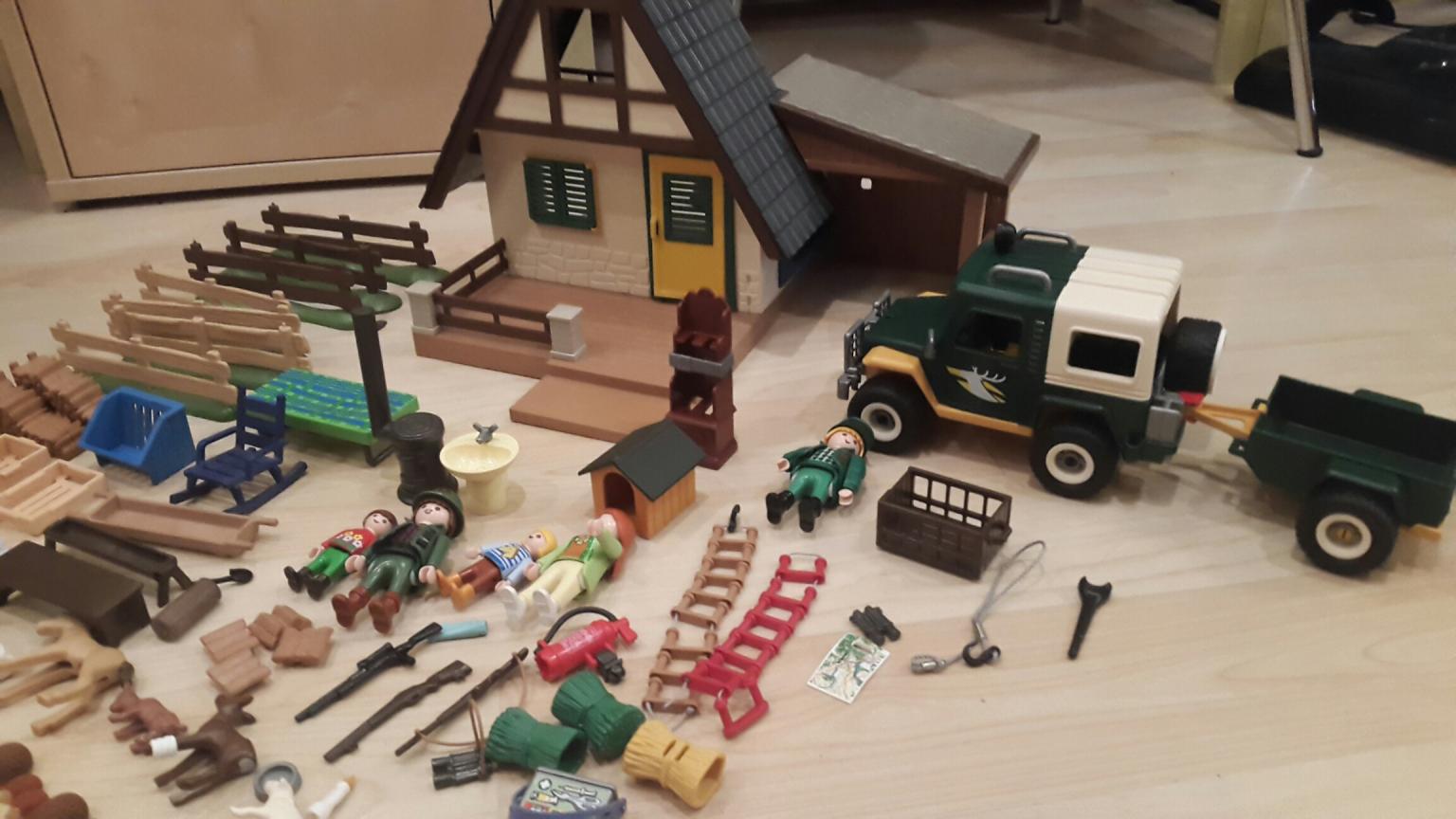 Playmobil forest lodge, ranger jeep + more. in Epping Forest für 15,00