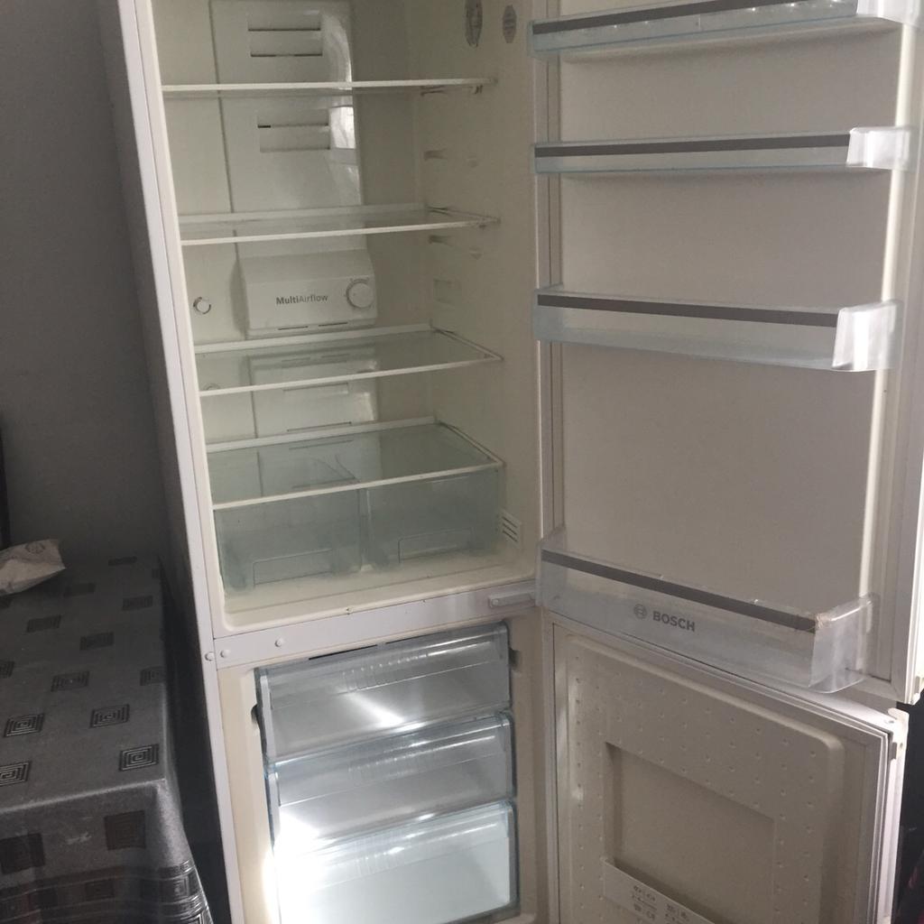 Bosch fridge freezer in London Borough of Hounslow für gratis zum