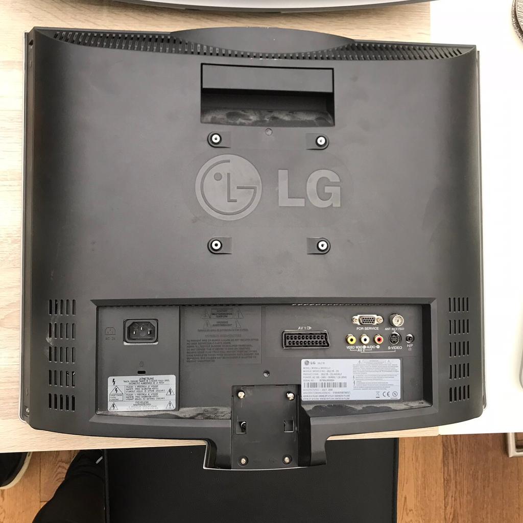 sky box and router, tvs, 3 Sky remotes in Welwyn Hatfield für 30,00 ...