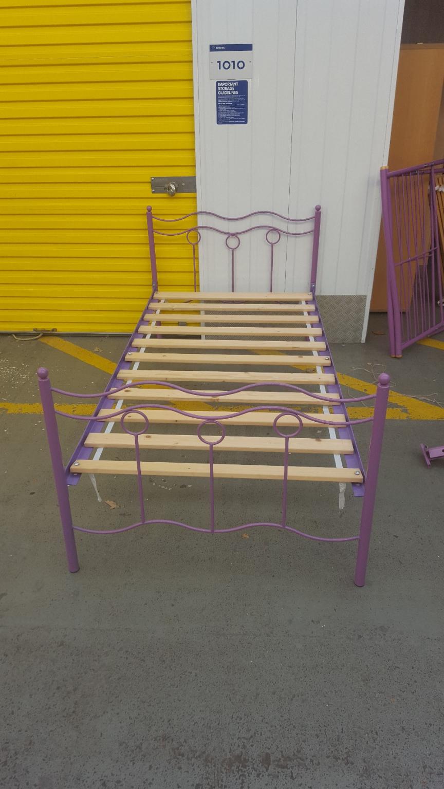 Lovely single bed pink bed frame in B32 Birmingham für 25,00 £ zum