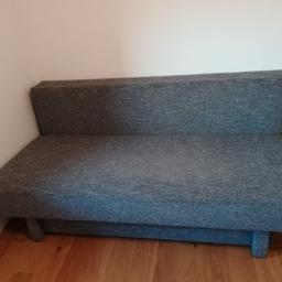 Couch 200 x 100 cm
Liegefläche ausgezogen 200 x 160 cm
mit Bettzeugkasten und 
Hocker 55 x 55 cm