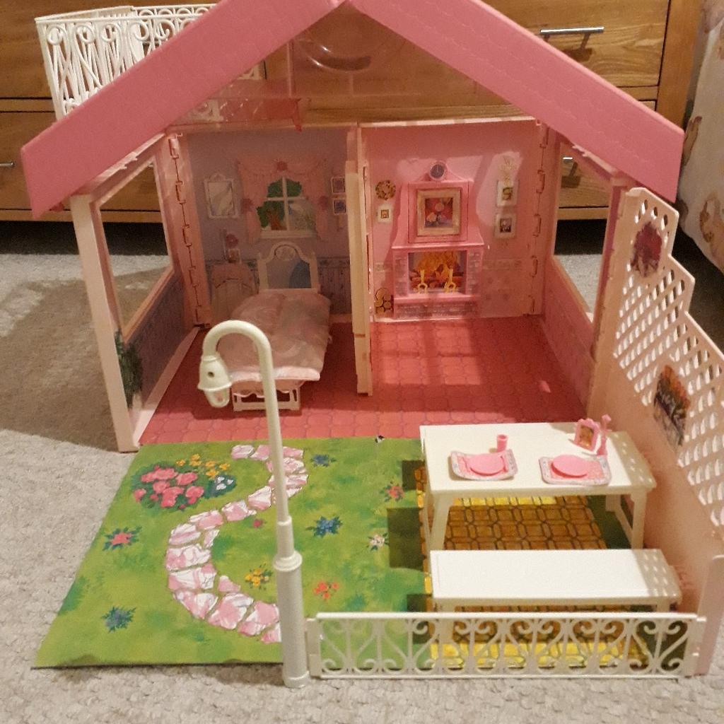 Barbie Fold n Fun House 1990s in MK17 Toddington für £ 10,00 zum