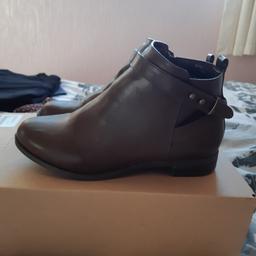 Brown ankle boots worn once for about an hour wiv box size 5.