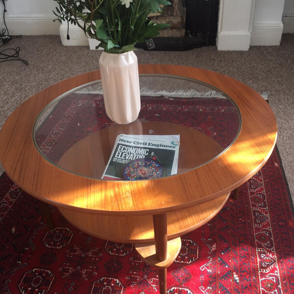 Oval wooden coffee table with glass top in SE23 Lewisham für £ 65,00