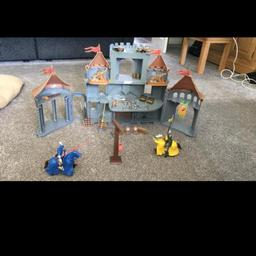 Children's toy castle with accessories including 2 knights and horses.Approx 43cm ht, 92cm lth.The sides fold in for easy storage.Lots of role play can be enjoyed with this castle.Bargin £8