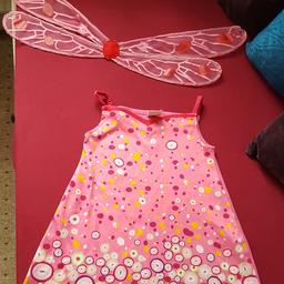 Mia and Me Kostüm besteht aus Kleidchen und anbringbaren Flügeln;
Für Kinder von 3-4 Jahren;
Flügel werden per Klett an der Rückseite des Kleides angebracht