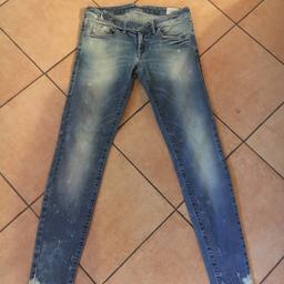 Jeans donna effetto lavato  a vita bassa,elasticizzati , taglia 27 ( che sarebbe 40/42) marca Diesel originali. Usati ma tenuti bene