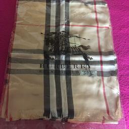 BNWT BURBERRY LONDON CASHMERE SCARF
BROUGHT AS A UNWANTED PRESENT, NOT SURE HOW AUTHENTIC IT IS ?
WILL POST FOR EXTRA £2.95