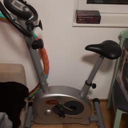 Hometrainer Fahrrad. 
Selten genutzt und in einem guten Zustand, mit Zeitangabe ect. 
Aus gesundheitlichen Gründen abzugeben