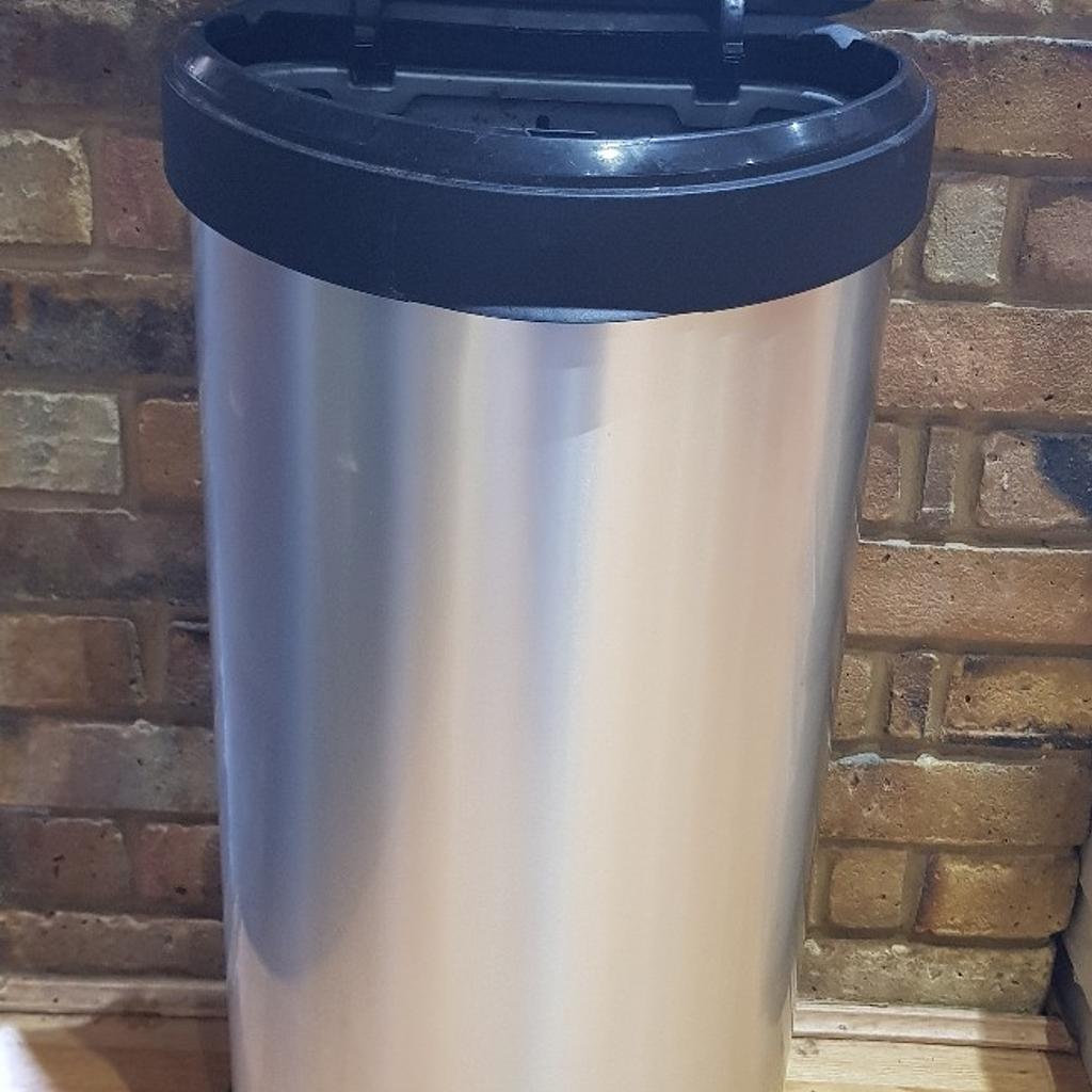 Curver silver flip top kitchen bin in KT18 Ewell for £10.00 for sale