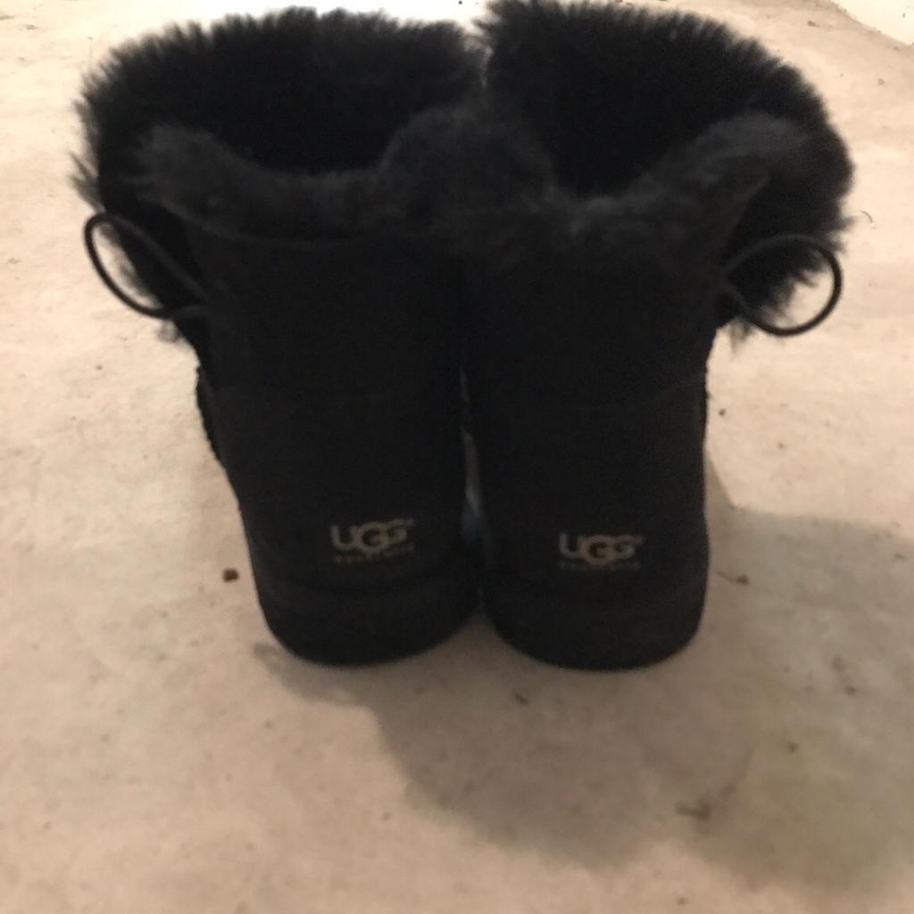 Ugg neri clearance con bottone