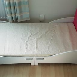 Dimensions: 140 x 70

A few marks as expected but in relatively very good condition.

The mattress including in price.
