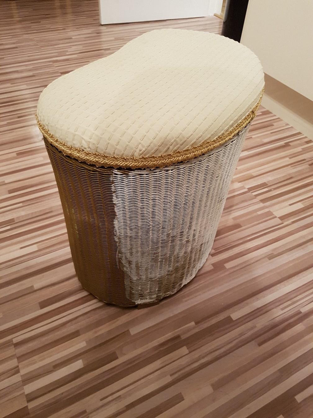 Mini ottoman/laundry ideal for upcycling in B34 Birmingham für 5,00
