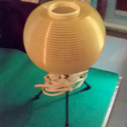 vendo lampada vintage anni 60/70 struttura in metallo tripode palla in plastica rigata particolare  ottimo stato ritiro in zona a