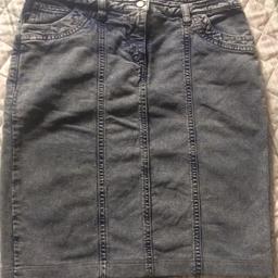 Gonna di jeans Patrizia Pepe, tg 44. Caratteristiche: cintura 80 cm , lunghezza 48 cm, profondità spacco 15 cm.