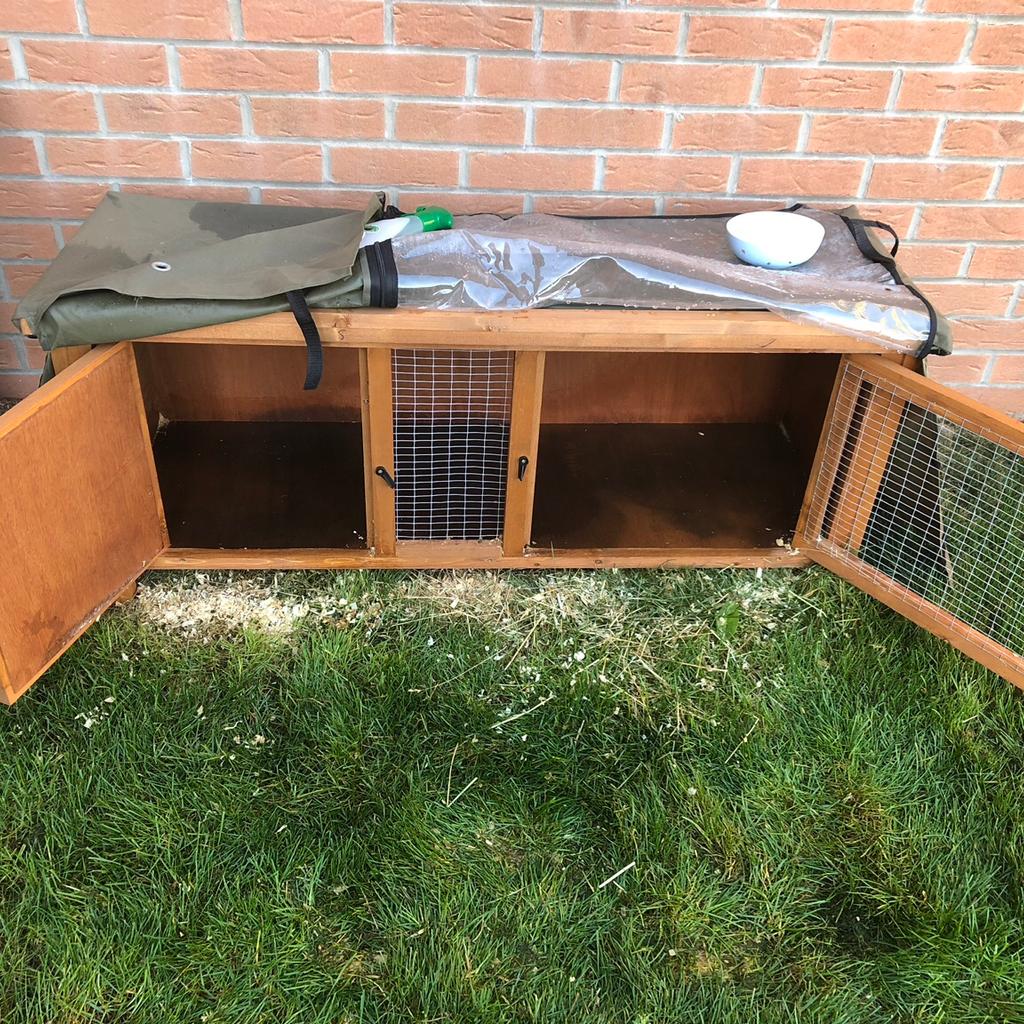 Pets at Home Guinea Pig Dens Hutch and Cover in Wakefield für 35,00