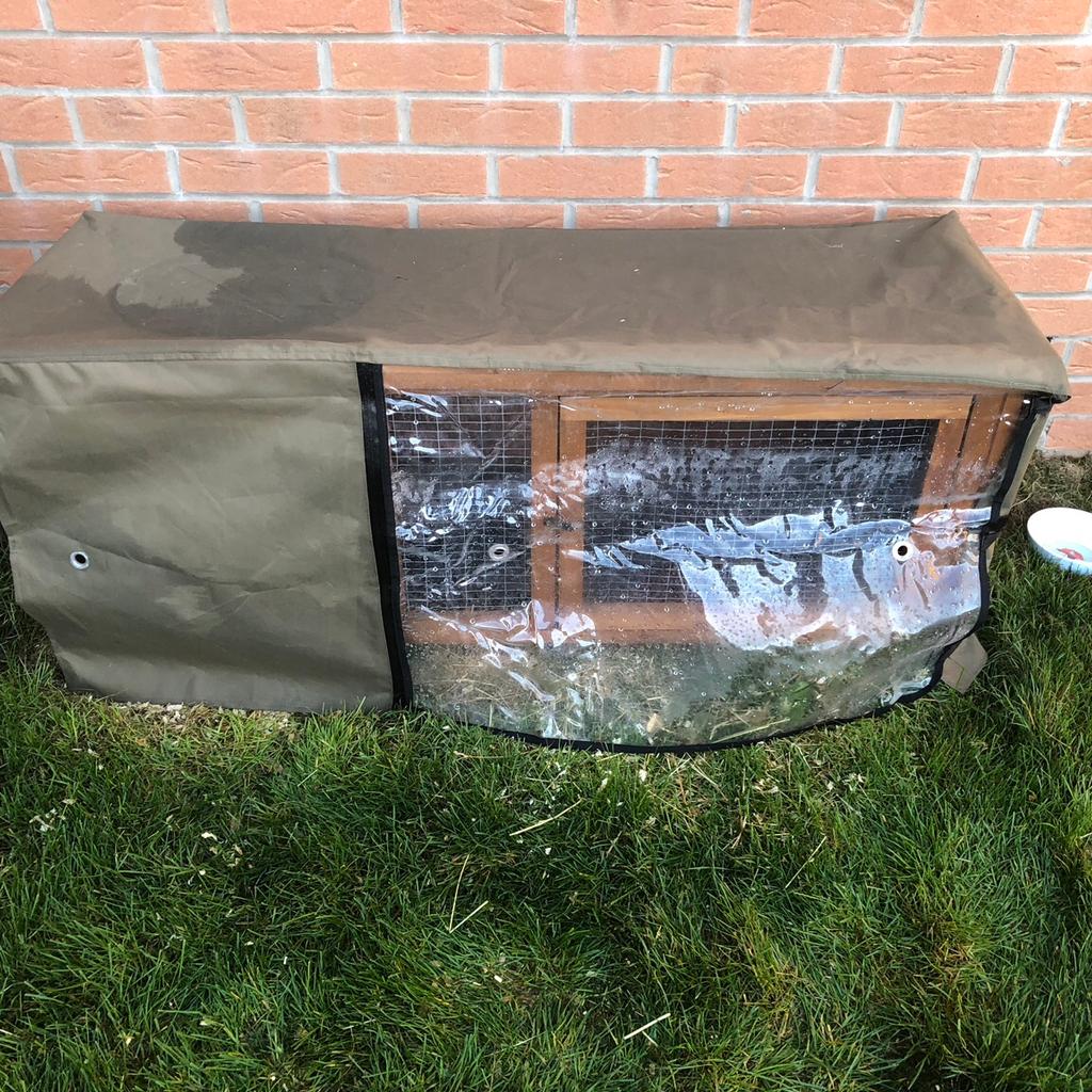 Pets at Home Guinea Pig Dens Hutch and Cover in Wakefield für 35,00