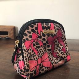 Very pretty Victoria’s Secret patterned small sized makeup bag with black zip and pink interior. Perfect for travelling!
Excellent condition, as new.