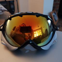 Oakley Iridium ski or snowboard goggles. Worn twice and have no scratches etc in superb condition
Comes with Oakley branded soft carry case 