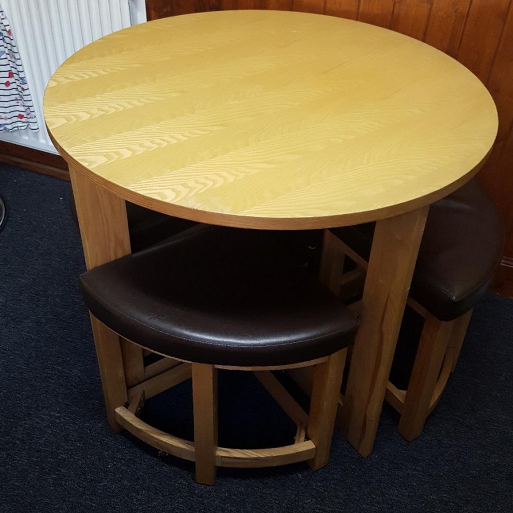 Compact Oak Coloured Table Chairs in LE2 Wigston für 50,00 £ zum
