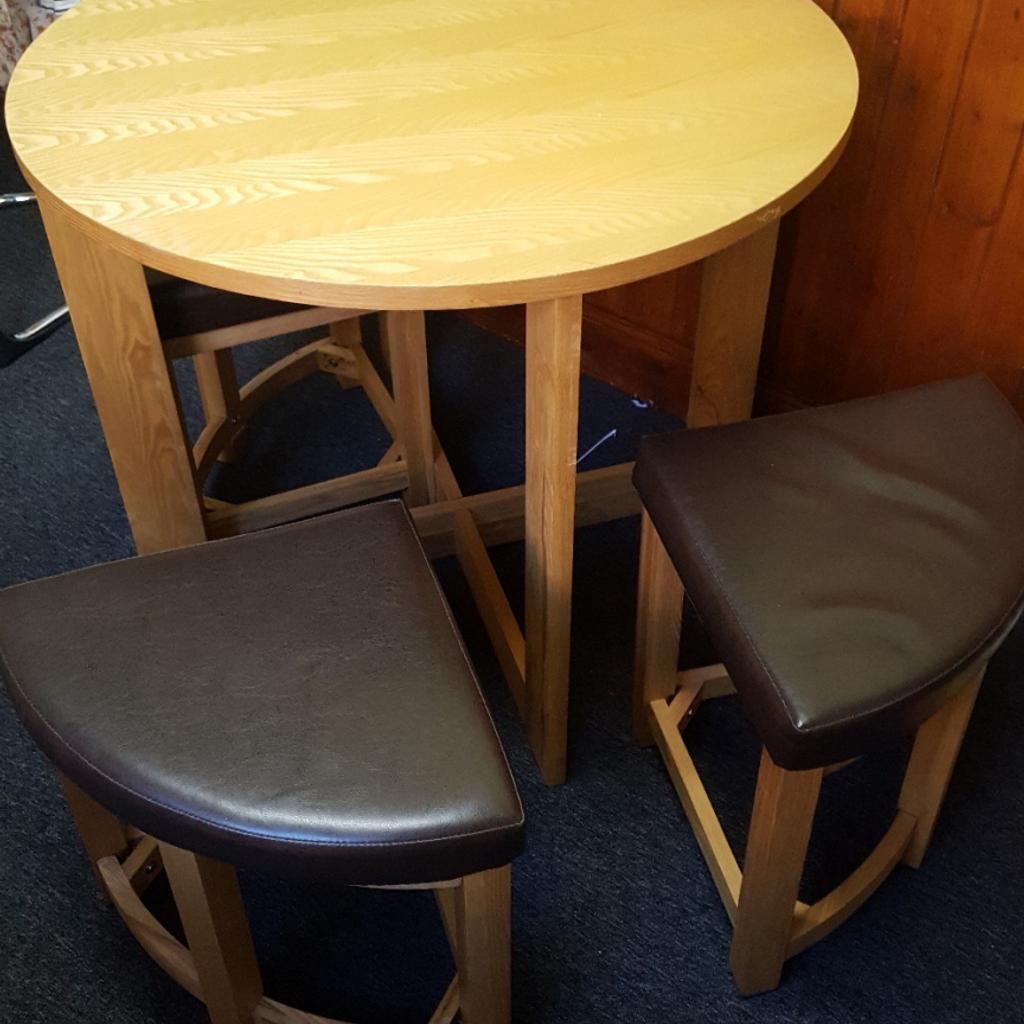 Compact Oak Coloured Table Chairs in LE2 Wigston für 50,00 £ zum